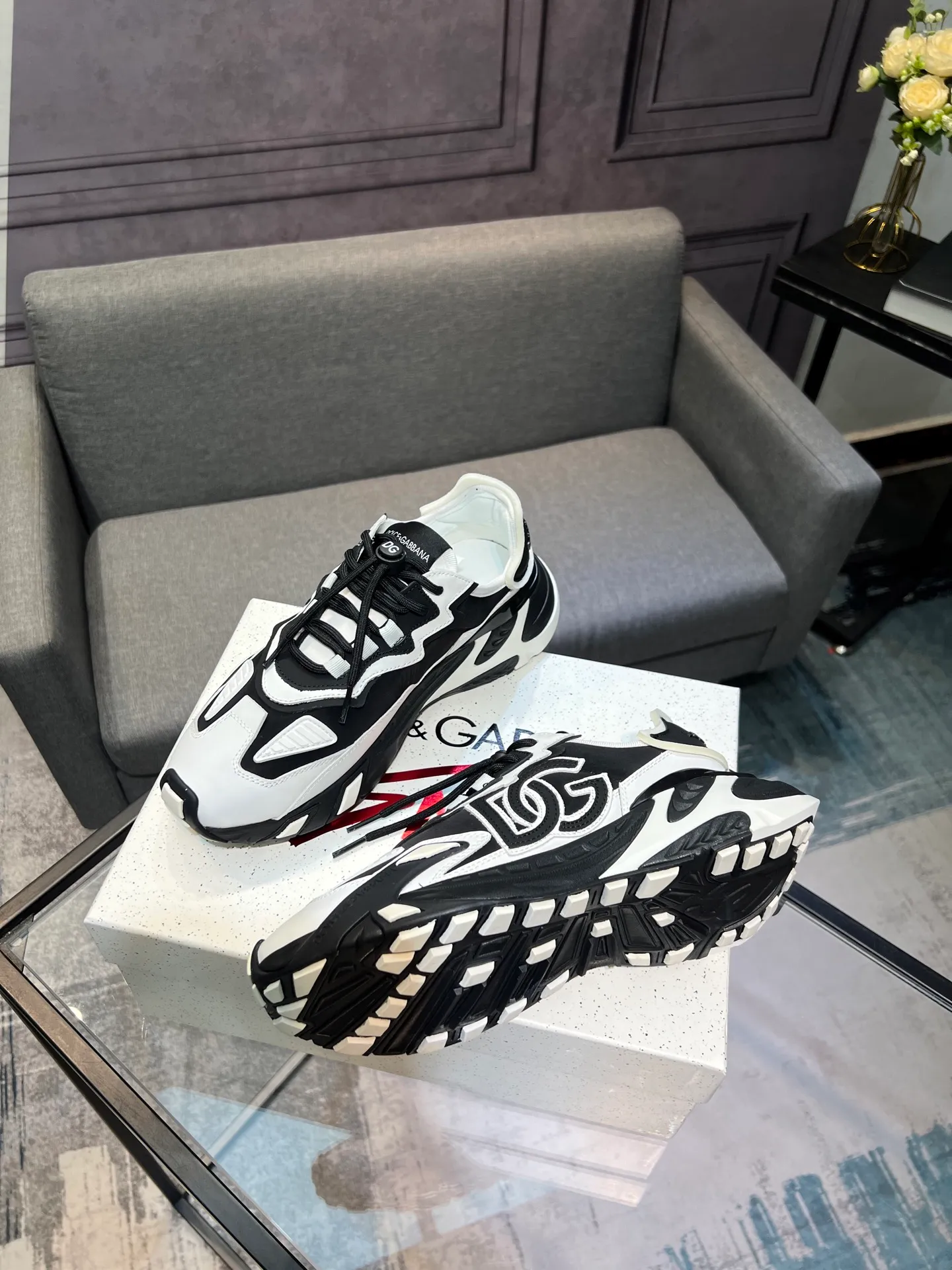 Men's shoes 💰580 Dolce&Gabbana D&G's latest casual sneakers. Original purchase, development and production. DG's latest explosion. The tongue has the brand's iconic details. It is fashionable and versatile and can add luster to various looks. Create an exquisite design with unique dynamic vitality and modern atmosphere, showing modern and elegant style. Exquisite packaging at the delivery counter🛍📦 ▪️Fabric: Original customized cowhide, lining: Original customized breathable lining, Size: Men's 38-44 (45 46 customized)